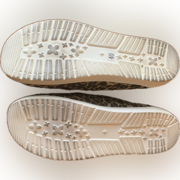 Ladies, leopard print canvas shoes. Size 7 up to 7 1/2 - Picture 6 of 9